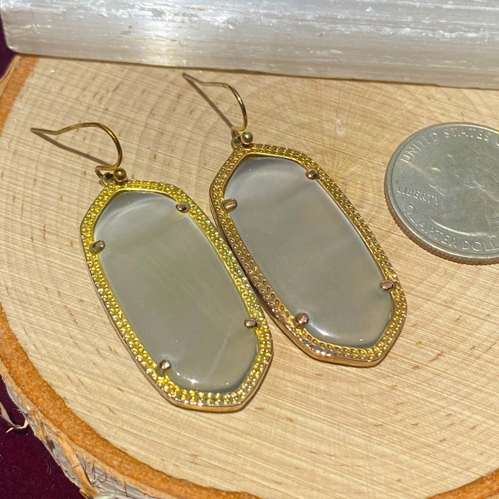 Kendra Scott Goldtone & Gray Earrings 🤍✨
